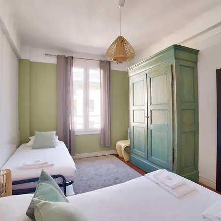 Superb T3 100 Meters From The Port Of *