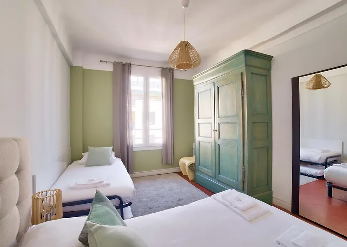 Superb T3 100 Meters From The Port Of *