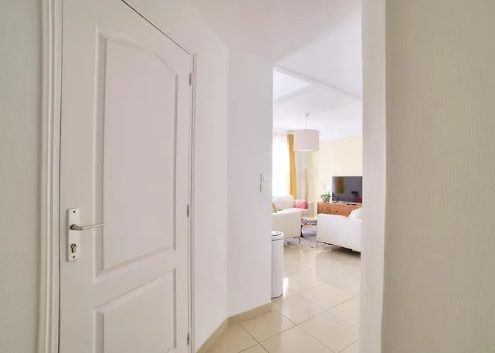 Superb T3 100 Meters From The Port Of